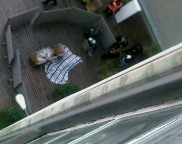 Encontraron el cadáver de una mujer en el patio de la UADE