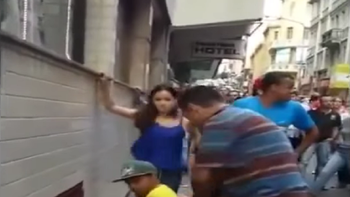 victima de un robo le da una terrible patada en la cara al delincuente victima de un robo le da una terrible patada en la cara al delincuente