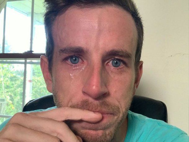 Despidió a sus trabajadores, subió una foto a LinkedIn llorando y es viral