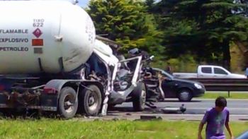 choque entre un camion y un auto en la panamericana choque entre un camion y un auto en la panamericana