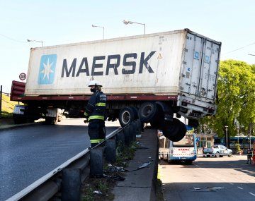Un camión quedó colgado de la General Paz