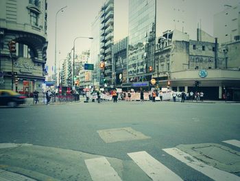 Empleados textiles cortan la esquina de Callao y Corrientes