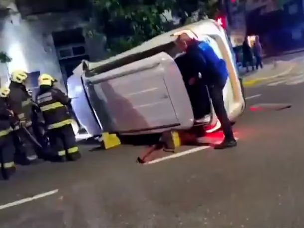 Caos en Boedo: una maniobra para evitar a un ciclista terminó en un vuelco y cinco autos dañados