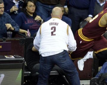 LeBron manda al hospital a la mujer de un golfista por salvar un balón