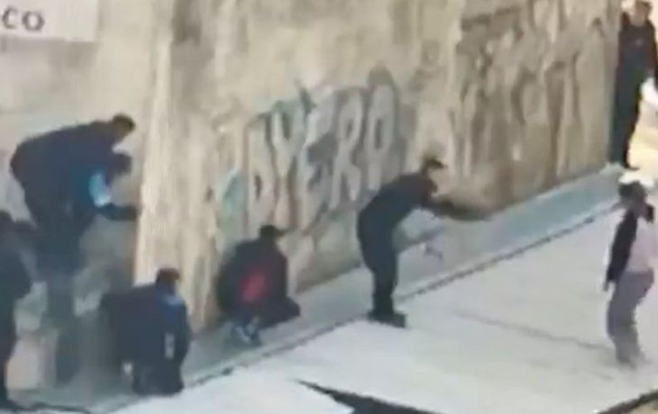 Emocionante rescate de un nene en La Boca.