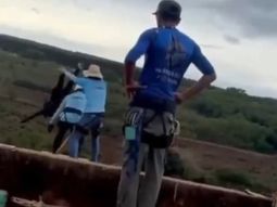 Rope jump fatal en Brasil: lanzaron a una mujer a un precipicio, olvidaron atarla y murió Rope jump fatal en Brasil: lanzaron a una mujer a un precipicio, olvidaron atarla y murió