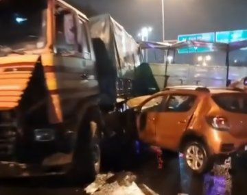 Choque en la General Paz: un camión cruzó de carril e hirió a un automovilista