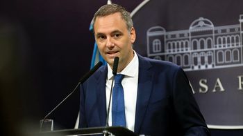 Vergonzosa explicación de Adorni sobre la agresión de Caputo a un fotógrafo: Quería saber...