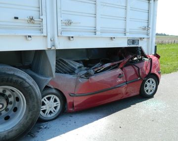 Dos muertos por un violento choque entre un auto y un camión