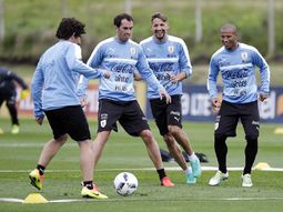 Con éstos 11, Uruguay intentará amargarle el debut a Edgardo Bauza