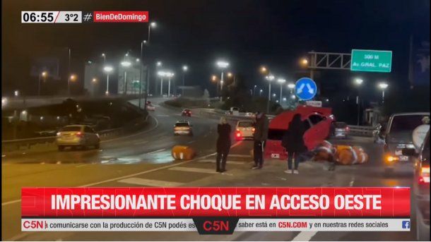 Impresionante choque en el Acceso Oeste: un auto terminó sobre el guardarraíl