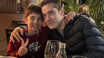 Mariano Castro, junto a su hijo.