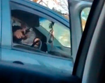 Relatos salvajes en Ituzaingó: un automovilista amenazó a otro con una pistola durante una discusión de tránsito