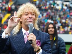 un excentrico empresario chileno regalara 21 mil banderas para la final ante argentina un excentrico empresario chileno regalara 21 mil banderas para la final ante argentina