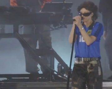 La cantante de Linkin Park comenzó el show en Argentina disfrazada de Maradona: las imágenes