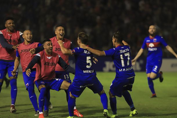 Tigre celebra uno de los goles frente a Atlético Tucumán