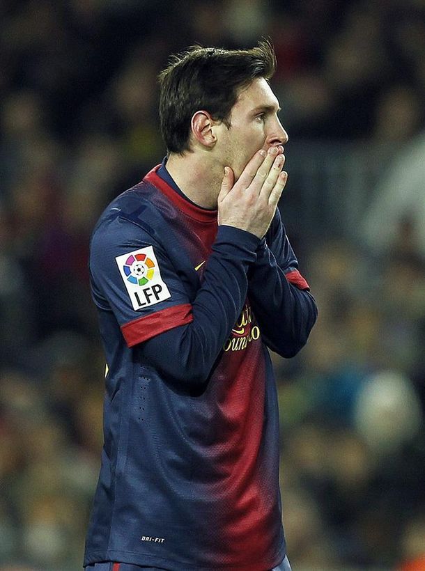 Increíble: el árbitro cortinó a Messi y no lo dejó pasar