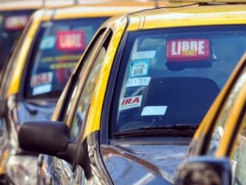 Violación en el taxi: ¿Quién controla a los taxistas en la Ciudad?
