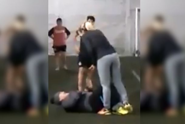 La falta de Rocío Oliva a Maradona en un partido de fútbol
