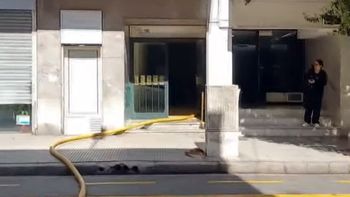 voraz incendio destruye el piso 8 de un edificio en balvanera: hay evacuados en la terraza voraz incendio destruye el piso 8 de un edificio en balvanera: hay evacuados en la terraza