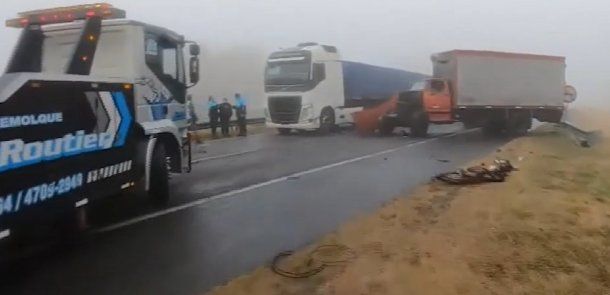 Por la niebla cuatro camiones chocaron en la Autopista Ezeiza - Cañuelas