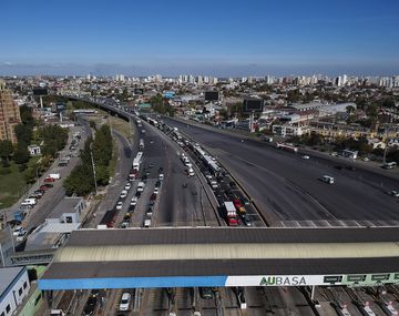 Tránsito en cuarentena: largas filas en la autopista Buenos Aires-La Plata