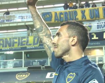 Polémico: el saludo con reverencia de Carlos Tevez a La 12