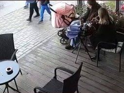 un nene intento dar vuelta un cochecito con un bebe recien nacido y la madre ni siquiera reacciono un nene intento dar vuelta un cochecito con un bebe recien nacido y la madre ni siquiera reacciono