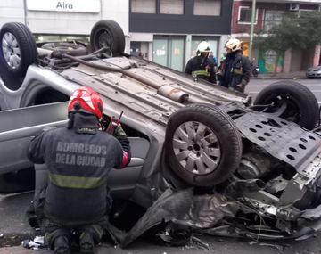 Triple choque y vuelco en Floresta: dos heridos
