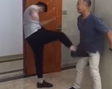 Un artista marcial resiste todos los golpes