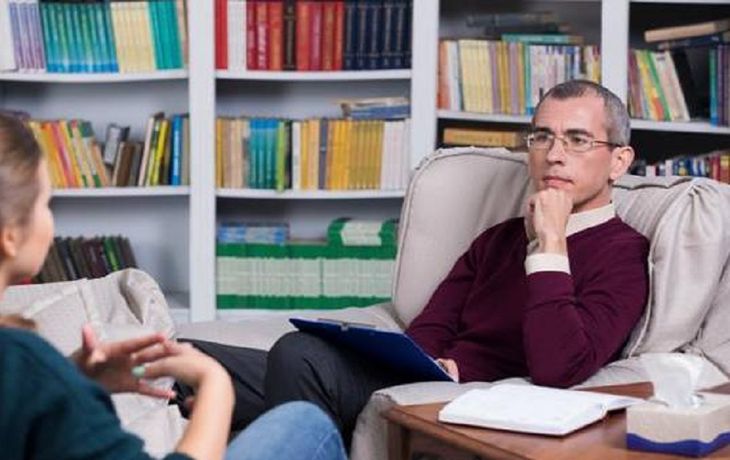 Locura total: un psicológo grababa a su paciente y la hizo pelear con su familia