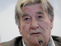 El presidente de la Comisión Normalizadora de AFA, Armando Pérez, aseguró que desde su llegada se mejoró la situación financiera de la institución y reveló que disminuyó la deuda de 60 a 4,6 millones de pesos. El presidente de la Comisión Normalizadora de AFA, Armando Pérez, aseguró que desde su llegada se mejoró la situación financiera de la institución y reveló que disminuyó la deuda de 60 a 4,6 millones de pesos.