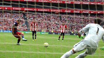 agridulce: messi erro un penal, pero barcelona triunfo en su debut en la liga agridulce: messi erro un penal, pero barcelona triunfo en su debut en la liga