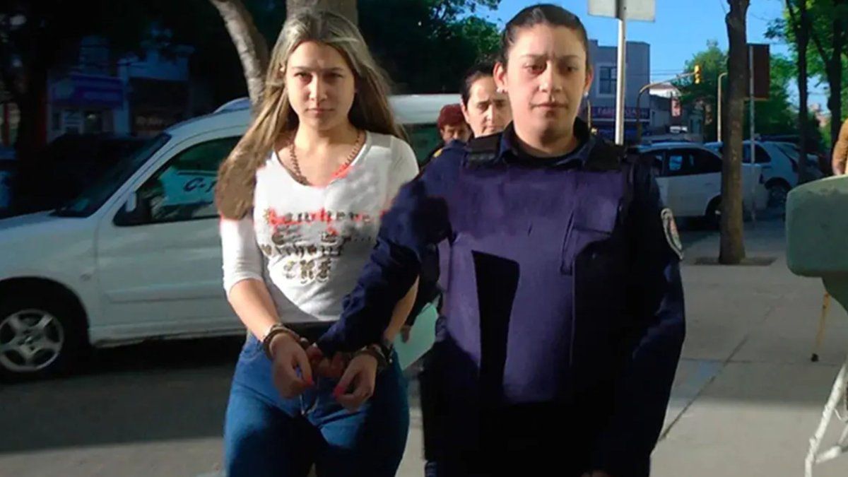 Qué pasa con los perfiles falsos de Nahir Galarza creados con <b>Inteligencia Artificial</b> thumbnail