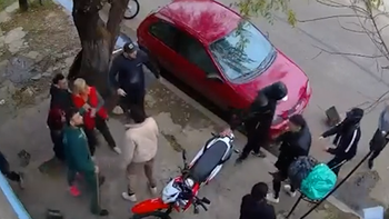 Salvaje pelea e intento de asesinato entre vecinos en San Fernando. Salvaje pelea e intento de asesinato entre vecinos en San Fernando.