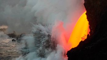 video: un rio de lava desemboca en el oceano pacifico video: un rio de lava desemboca en el oceano pacifico