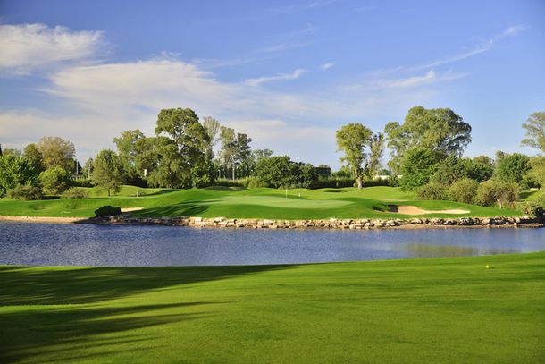 Misterio en un club de golf en Pilar: encontraron muerto a un joven dentro de una laguna