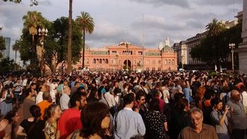 multitudinaria movilizacion en la plaza de mayo en defensa de la ley de medios multitudinaria movilizacion en la plaza de mayo en defensa de la ley de medios