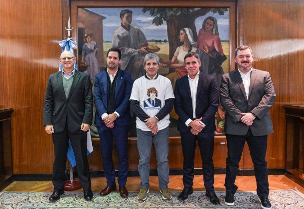 Luis Caputo recibió a directivos de Ford con una remera con la estampa de Javier Milei