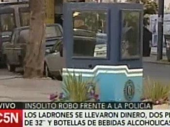 Robo frente a central de la Policía Federal