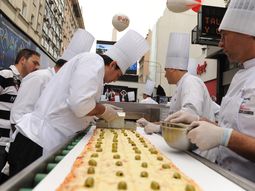 amasaron la pizza mas larga de buenos aires con un objetivo solidario amasaron la pizza mas larga de buenos aires con un objetivo solidario