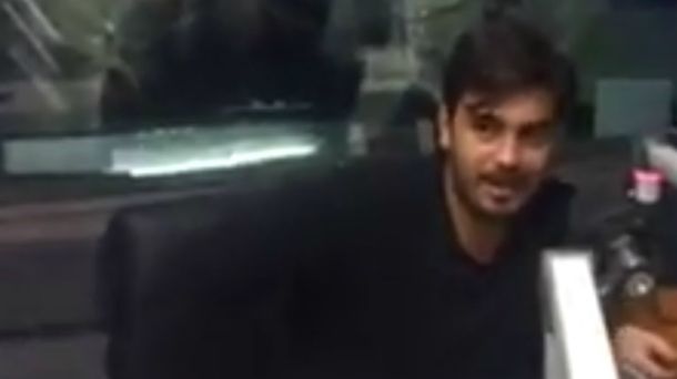 El nochero Álvaro Teruel cantó en vivo en Radio 10