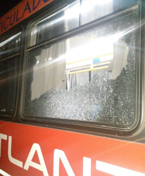 Piedrazos contra un colectivo para asaltarlo en Camino del Buen Ayre
