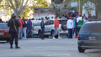 detienen a 37 barras del rojo y suspenden el partido con union detienen a 37 barras del rojo y suspenden el partido con union