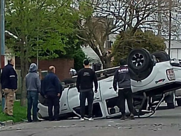 El choque entre un Volkswagen Suran y una camioneta Ford Ranger resultó en el vuelco de esta última