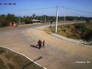 El video que constata la presencia de un niño caminando de la mano de un adulto en Chaco