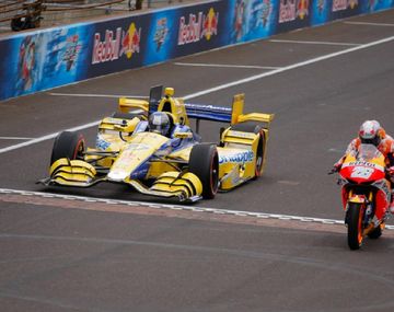 El desafío del año: un auto de Indy Car vs. una Moto GP