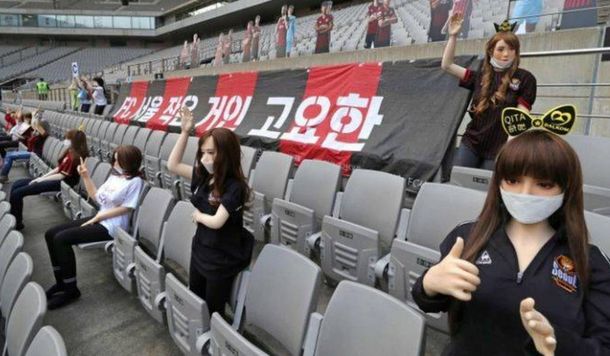 Un club de Corea del Sur se disculpó por ubicar muñecas sexuales en las tribunas de su estadio