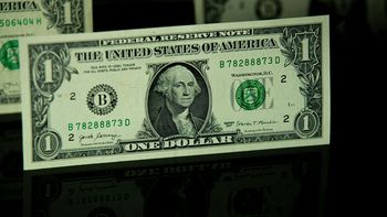 El dólar cayó después de encadenar tres jornadas al alza y llegar a su valor máximo en un año y ocho meses. El dólar cayó después de encadenar tres jornadas al alza y llegar a su valor máximo en un año y ocho meses.