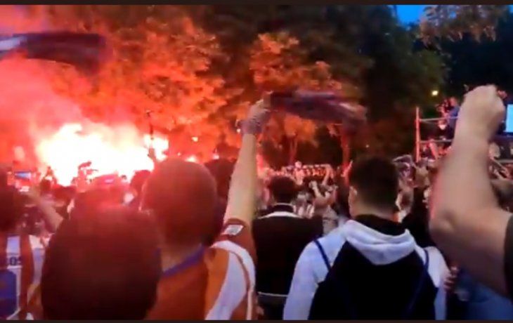 Los hinchas de Atlético de Madrid festejan el campeonato sin cuidados en medio de la pandemia por coronavirus
